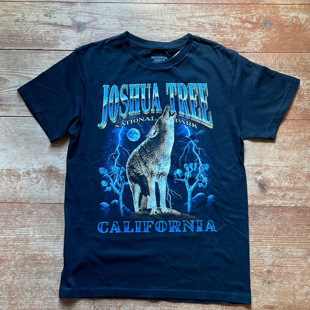 NWT 100% Cotton T-Shirt Moon and wolf design, black t-shirt